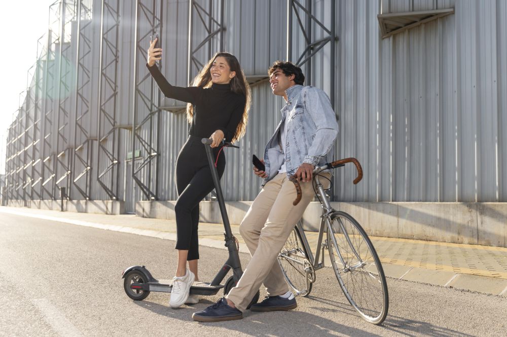 Электровелосипед или электросамокат: что лучше для города?
